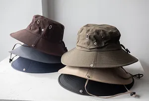 Dettaglio di cappelli da trekking ad asciugatura rapida in vari colori impilati
