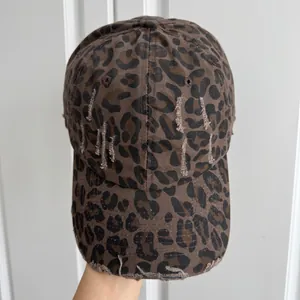 Gros plan détaillé montrant le motif léopard usé sur cette casquette de baseball élégante