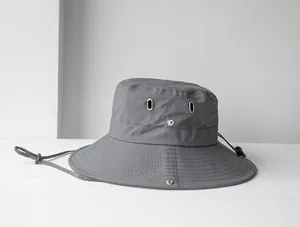 Dettaglio del cappello da sole grigio da uomo ad asciugatura rapida a tesa larga