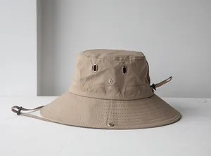 Dettaglio cappello da pescatore kaki con tesa larga, asciugatura rapida e cinturino