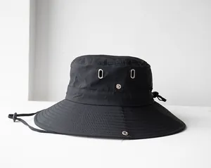 Vista dettagliata di un cappello da pescatore nero ad asciugatura rapida con cinturino
