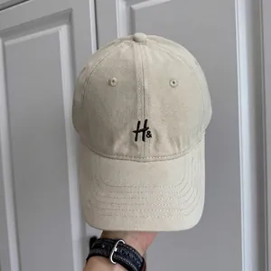 Gorra de béisbol retro beige con bordado 'H&' y diseño de corona suave ajustable