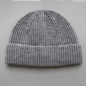 Detail van de textuur van een hoogwaardige grijze geribbelde gebreide beanie voor winter