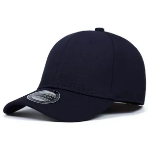Vue détaillée d'une casquette de baseball bleu marine classique au fini texturé