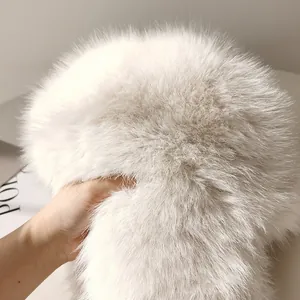 Detalle de cerca del suave pelaje sintético blanco de un gorro de invierno cálido.