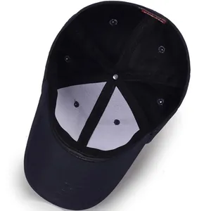 Vue détaillée de l'intérieur d'une casquette de baseball noire classique avec coutures.