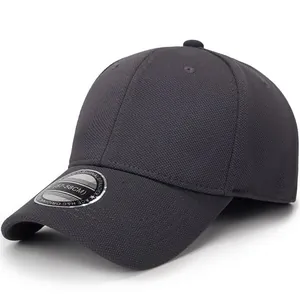Détail macro d'une casquette de baseball gris anthracite avec étiquette de taille