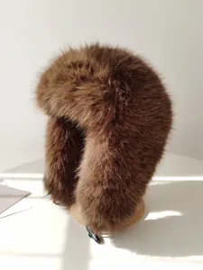Primer plano de gorro Ushanka de piel de visón sintética marrón con textura de felpa gruesa.