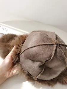 Primer plano de la piel sintética marrón y la textura de gamuza de este gorro de invierno