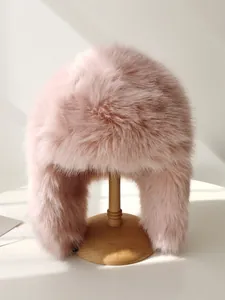 Primer plano que muestra la suave textura de felpa de un gorro de aviador rosa de piel sintética