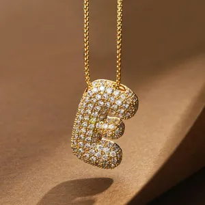 Nahaufnahme des 18K vergoldeten Puffy Bubble Buchstabe E Anhängers mit Pavé-Zirkonia