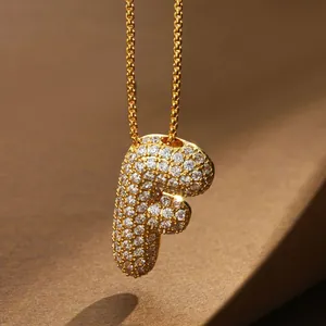Nahaufnahme des luxuriösen 18K vergoldeten Bubble-Anhänger Buchstabe F mit Zirkonia-Steinen