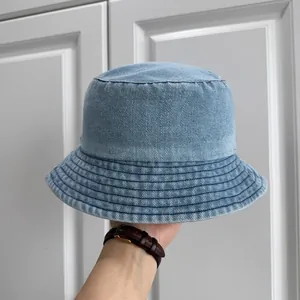 Nahaufnahme des hellblauen Denim-Fischerhutes mit mehrreihigen Ziernähten an der Hutkrempe