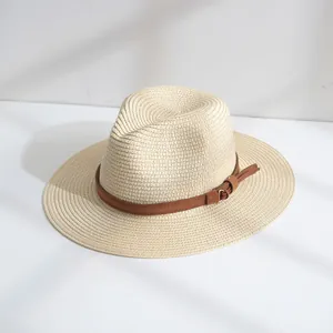 Gros plan d'un chapeau de paille Panama classique avec une bande marron à boucle élégante.