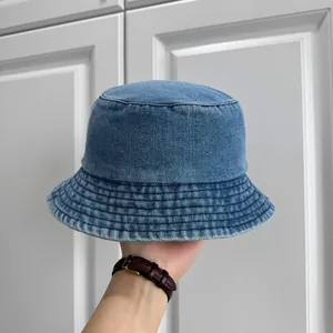 Detailansicht eines blauen Vintage-Fischerhutes aus Denim für Kinder mit gesteppter Krempe