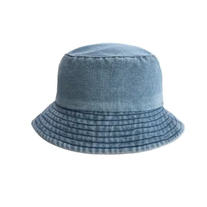 Hochwertiges Detail eines hellblauen Denim-Fischerhuts für Kinder mit feinen Nähten.