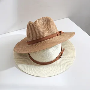 Vue détaillée de deux chapeaux de paille Panama empilés avec bandes en daim