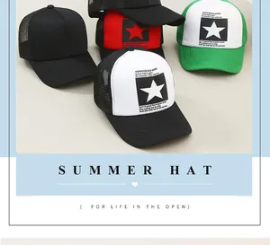 Detail van diverse kleuren ademende mesh trucker caps met een sterrenprint