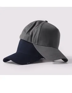 Dettaglio macro di cappellini da baseball oversize a corona alta nei colori grigio e blu navy