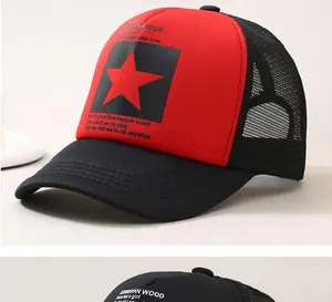 Ademende rood-zwarte mesh truckerpet met een vijfpuntsster en decoratieve tekstprint