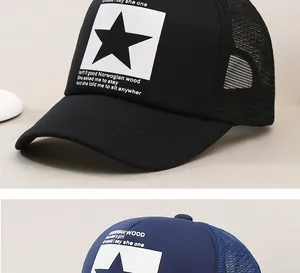 Detail van mesh truckerpet met sterrenprint en songtekst in zwart en blauw.