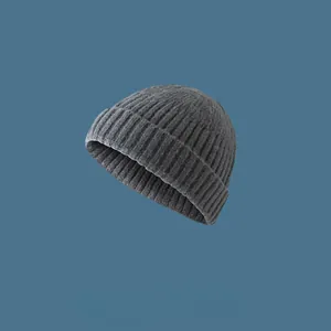 Λεπτομερής προβολή ενός γκρι πλεκτού σκούφου σε μινιμαλιστικό ιαπωνικό στυλ δρόμου