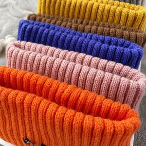 Primo piano di vari cerchietti in maglia a coste colorati che mostrano trama e dettagli
