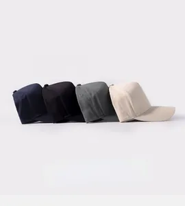 Vista laterale dettagliata di cappellini da baseball in blu, nero, grigio e beige