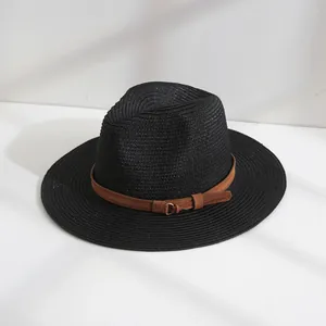 Vue détaillée d'un chapeau Fedora noir en paille avec boucle de ceinture marron.
