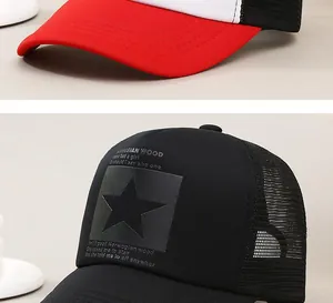 Macro detail van een zwarte mesh trucker pet met sterrenprint en songtekst details