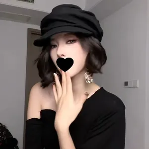 Schwarze Leinen-Schirmmütze für Damen mit plissiertem Design für ein schmaleres Gesicht