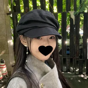 Moderne schwarze Schirmmütze aus Leinen für Damen in Übergröße für einen schmalen Look