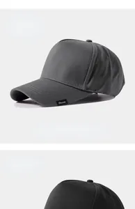 Profilo laterale di un cappellino da baseball grigio scuro con dettaglio etichetta
