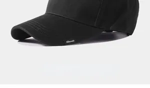 Dettaglio ravvicinato di un cappellino da baseball nero a corona alta