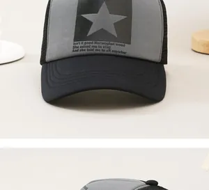 Detail van grijze truckercap met sterrenprint en songtekst van Norwegian Wood
