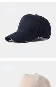 Dettaglio ravvicinato di cappellini da baseball a corona alta in blu navy e beige