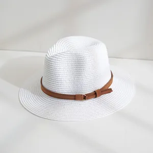 Détail rapproché d'un chapeau de paille Panama blanc avec élégante bande marron décorative
