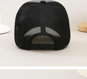 Achteraanzicht van een ademende zwarte mesh trucker pet met verstelbare snapback sluiting.