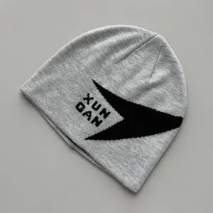 Vista detallada de un gorro de punto gris de invierno con el logo negro de XUN DAN