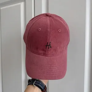 Macro detallada del bordado de letras en una elegante gorra de béisbol rosa vintage