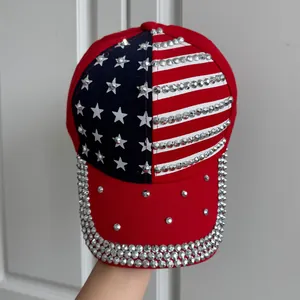 Vue détaillée d'une casquette de baseball rouge avec un motif de drapeau américain.