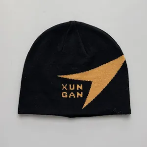 Vista detallada de gorro de punto deportivo negro con patrón amarillo y texto XUN GAN.