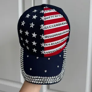Gros plan d'une casquette bleue avec drapeau américain et strass étincelants