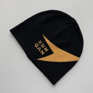 Detalle de cerca del gorro de punto negro con gráfico amarillo XUN GAN bordado !