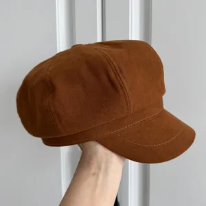 Detailansicht einer klassischen braunen achteckigen Schirmmütze aus Wolle für Damen im Retro-Stil