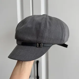Detailansicht der hochwertigen Wollstruktur und der Schnalle dieser grauen Schirmmütze.