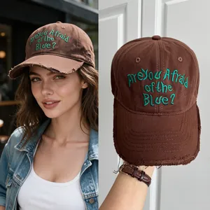 Détail d'une casquette marron vieillie avec broderie verte Are You Afraid of the Blue