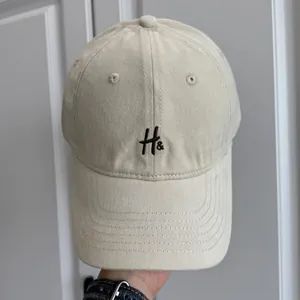 Gorra de béisbol retro bordada en lona beige, con diseño unisex de corona blanda