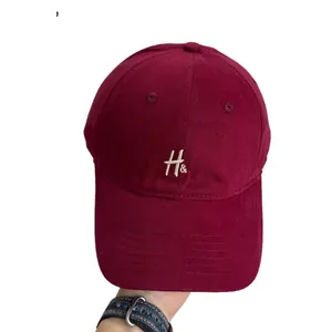 Gorra de béisbol clásica de algodón granate con diseño de letra H bordada en blanco