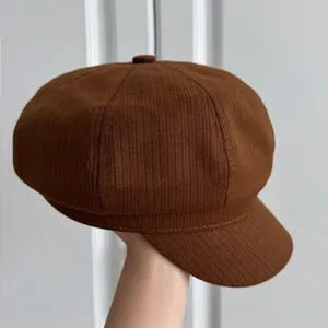 Nahaufnahme einer braunen Kord-Schirmmütze für Damen mit klassischem Vintage-Design